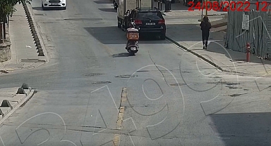 Motosikletli Kurye, Yolda Yürüyen Kıza Bakarken Kaza Yaptı