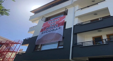 Polis 'Yerli ve Milli Escobar' Pankartını İndirmek İçin Zafer Partisi Binasına Girdi
