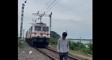 Raylarda Fotoğraf Çektirmek İsteyen Hintli Gence Tren Çarptı