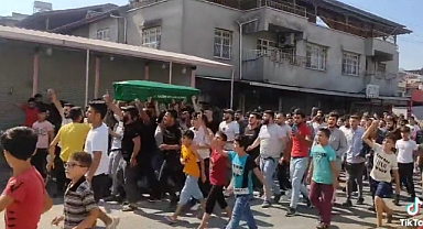 Suriyeliler, Öldürülen Faris Muhammed Al-Ali'nin Tabutunu Hatay'da Sloganlarla Taşıdı