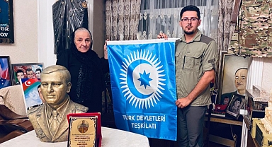 Tebrizli Öğrenci, Azerbaycan'da Bisiklet Turunu Tamamladı: Şehit Polad Haşimov'un Büstünü Annesine Hediye Etti
