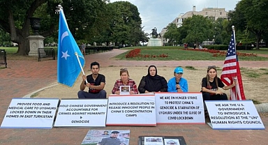Uygurlar, Açlık Soykırımına Karşı Seslerini Duyurmak İçin Beyaz Saray Önünde Açlık Grevi Başlattı
