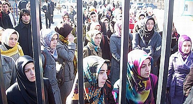 AKP Başörtüsüyle İlgili Anayasa Teklifini Muhalefete Götürmeye Hazırlanıyor