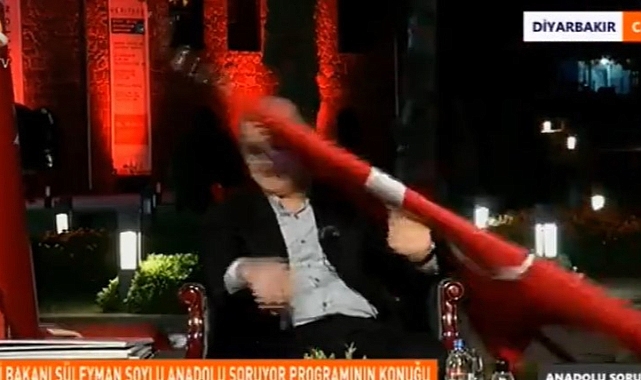 AKP'li Bakan Soylu'nun Üzerine Bayrak Düştü
