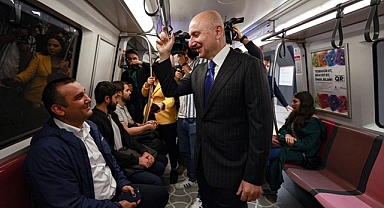 Bakan Karaismailoğlu Boş Metroda Ayakta Seyahat Etti