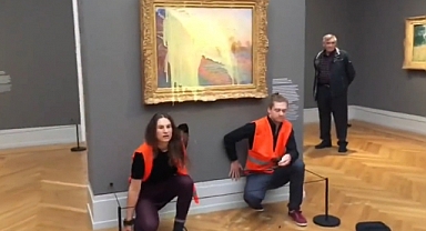 Bir Grup Terörist Bu Kez Monet Tablosunu Hedef Aldı
