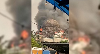 Cakarta'da Cami Yandı: Kubbesi Çöktü