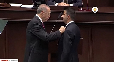 Erdoğan, AKP İzmir Milletvekili Mehmet Ali Çelebi'nin Rozetini Taktı