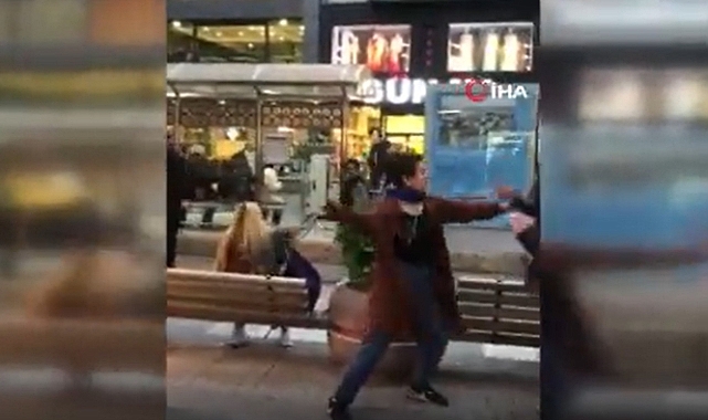Eskişehir'de Bir Kadın, Yoldan Geçenlere Çantasıyla Saldırdı