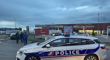 Fransa'da Gençler Akaryakıt İstasyonu İşgal Etti: Benzini Kendi Belirledikleri Fiyattan Sattılar