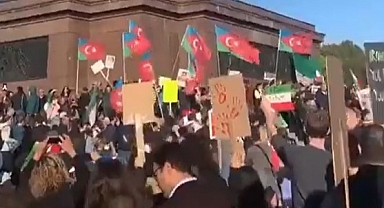 Güney Azerbaycan Bayrakları Berlin'de Dalgalandı