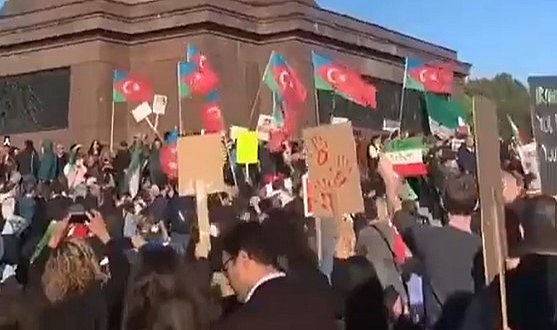 Güney Azerbaycan Bayrakları Berlin'de Dalgalandı
