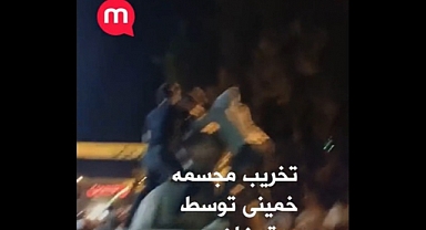 İran'da Faşist Molla Diktatörü Humeyni'nin Heykelini Yıktılar