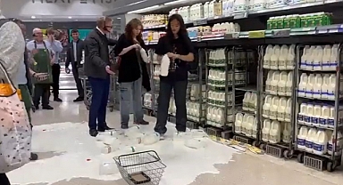 İskoçya'da Bir Grup Vegan Terörist Market Basıp Sütleri Yere Döktü