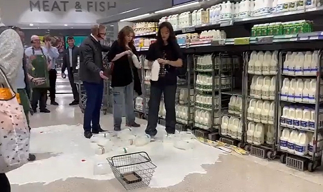 İskoçya'da Bir Grup Vegan Terörist Market Basıp Sütleri Yere Döktü