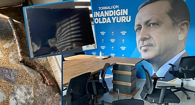 İzmir'de AKP İrtibat Bürosuna Sopalı Saldırı 