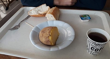 KYK Yurdunda Öğrencilere Verilen Sözde 'Kahvaltı' Tepki Çekti