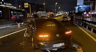 Makas Atarken İki Araca ve Bariyerlere Çarpan Otomobilin Motoru Yola Düştü