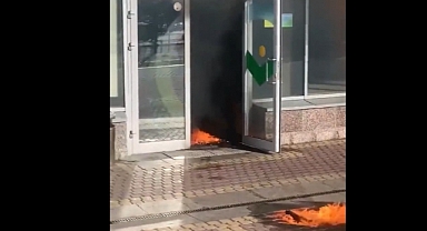 Rusya'da Bir Kadın, 'Ukrayna'ya Zafer' Diyerek Sberbank'ı Yakmaya Çalıştı