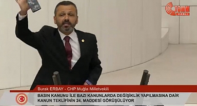 Sansür Yasası: CHP'li Burak Erbay Meclis Kürsüsünde Telefonunu Parçaladı
