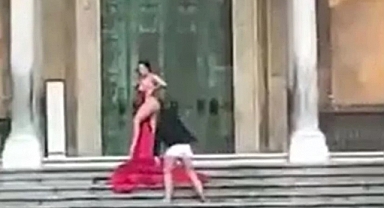 Sosyal Medya Fenomeni, Kilise Önünde Çırılçıplak Poz Verdi