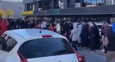 Ucuz Ürün Kuyruğunda Bekleyenler İçin 'Dombra' Açtı