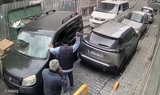 Yabancı Uyruklu Kağıt Toplayıcısı, Yol İsteyen Sürücüye Döner Bıçağıyla Saldırdı