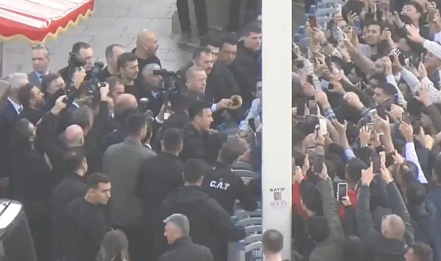AKP'li Cumhurbaşkanı Erdoğan Taksim'de Simit Dağıttı