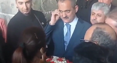 AKP'li Milli Eğitim Bakanı Mahmut Özer, Öğretmen Adayının Çiçeğini Almadı