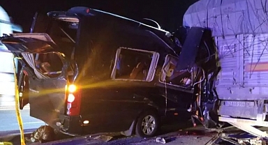 Aralarında Sergen Deveci'nin de Olduğu Oyuncuları Taşıyan Minibüs TIR'a Çarptı: 3 Ölü, 8 Yaralı