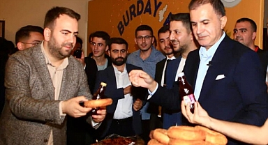 Enflasyon AKP'yi de Vurdu, Çayın Yerini Simit Aldı: Erdoğan'dan Sonra Ömer Çelik de Simit Dağıttı