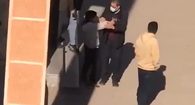 Erdebil'de Bir Öğretmen Rejim Sloganını Tekrarlamayan Öğrencileri Dövdü