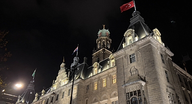 Hollanda'da Rotterdam Belediye Binasına Türk Bayrağı Asıldı