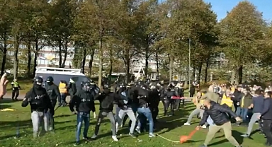Hollanda Polisi, Türk Elçiliğine Yürümek İsteyen Kürtçü Teröristlerin Üstüne At Sürdü