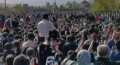 İran'da, Faşist Molla Rejimi 3 Protestocuya Daha İdam Cezası Verdi