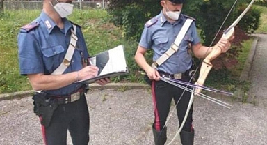 İtalya'da Bir Adam Sokakta Gürültü Yapanlara Ok Attı: 1 Ölü