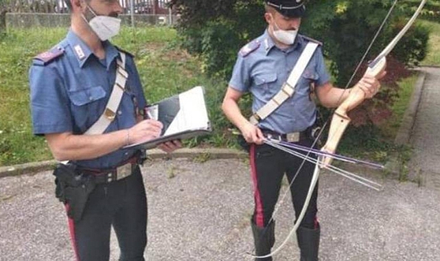 İtalya'da Bir Adam Sokakta Gürültü Yapanlara Ok Attı: 1 Ölü - Haberler -  TamgaTürk