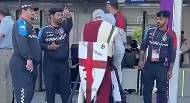 Katar, Haçlı Kıyafetiyle Maça Girmek İsteyen İngiliz Taraftarları Stada Almadı