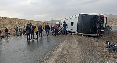 Sivas'ta Kaçak Göçmenleri Geri Gönderme Merkezine Götüren Otobüs Devrildi: 3 Ölü, 27 Yaralı