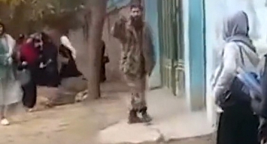 Taliban'dan Burka Giymeyen Üniversite Öğrencilerine Kırbaç