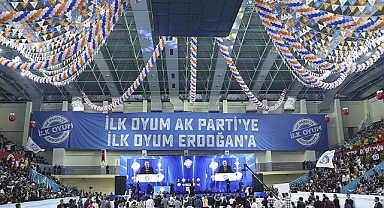 'Teknoloji Etkinliğine Götürüyoruz' Dedikleri Öğrencileri 'İlk Oyum Erdoğan'a' Programına Götürdüler