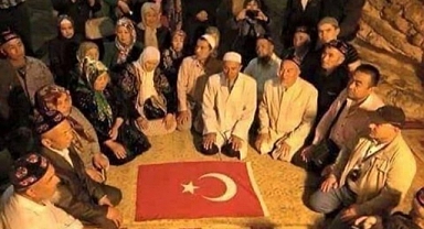 Urumçi'deki Uygur Türkleri, Türk Bayrağının Etrafında Toplandı