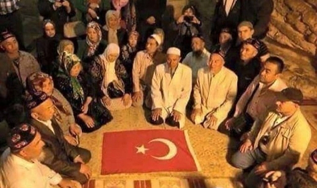 Urumçi'deki Uygur Türkleri, Türk Bayrağının Etrafında Toplandı
