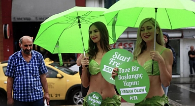 Vegan Aktivistlerden İstanbul'da Marul Bikinilerle 'Vegan Günü' Protestosu