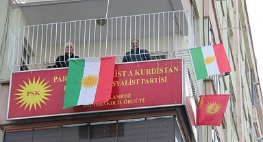 AKP Türkiye'sinde Sıradan Bir Manzara: Diyarbakır'da 'Kürdistan Bayrak Günü' Kutlandı