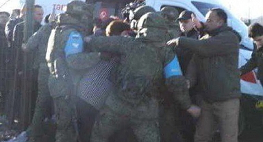 Azerbaycanlılar, Karabağ'daki 'Rus Barış Gücünü' Protesto Etti