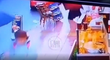 Çarşaflı Kadın, Kaldırımda Gördüğü Bira Kasalarını Devirdi