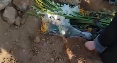 Faşist Molla Rejiminin İdam Ettiği Gencin Annesi, Oğlunun Mezarı Başında Ağıt Yaktı