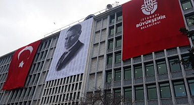 İmamoğlu Halkı Saraçhane'ye Çağırdı: Metro Seferleri Sıklaştırıldı, İBB Binasına Atatürk Posteri Asıldı