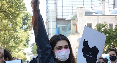 İran'da Eylemler Devam Ediyor: Faşist Molla Rejiminin Polisleri, Ateş Ederken Kadınların Cinsel Organlarını Hedef Alıyor